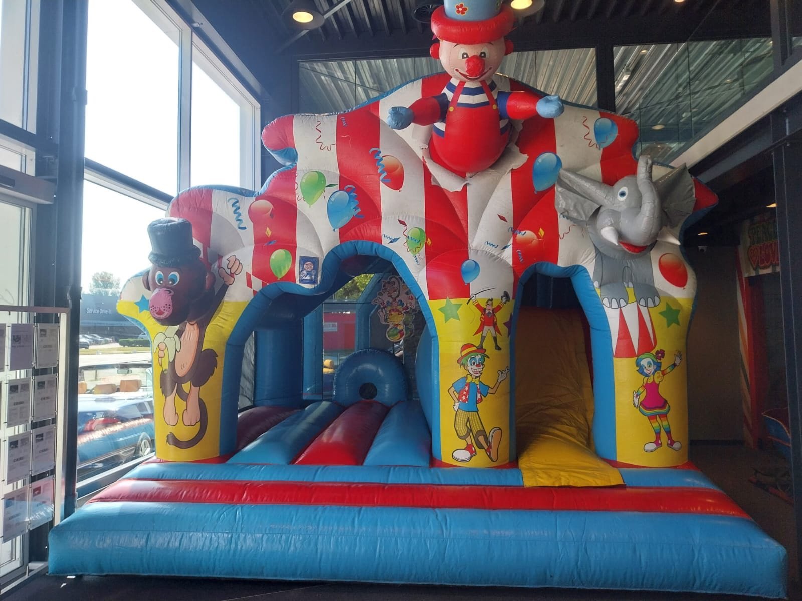 Springkussen: Disco Clown ( 5.5m x 5.5m x 5.1m )